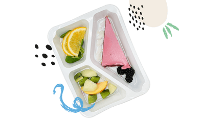 fit tarta malinowa z owocami dietetyczny posiłek z cateringu dietetycznego