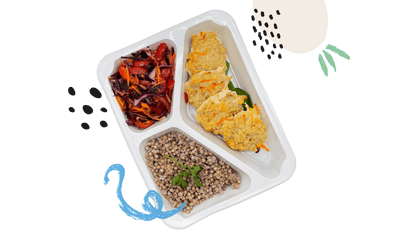 kotlety rybne na obiad z kaszą i surówką dietetyczny posiłek z cateringu dietetycznego