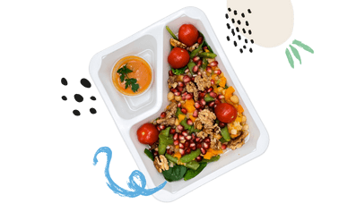 wegańska sałatka z groszkiem i ciecierzycą dietetyczny posiłek z cateringu dietetycznego