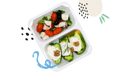 danie z dużą ilością warzyw i twarożkiem dietetyczny posiłek z cateringu dietetycznego