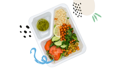 sałatka z kaszą bulgur i ciecierzycą dietetyczny posiłek z cateringu dietetycznego