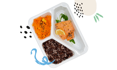 obiad z łososiem pieczonym w ziołach z ryżem i surówką z marchewki dietetyczny posiłek z cateringu dietetycznego