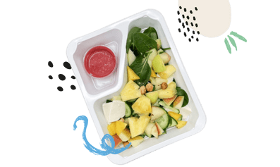 dietetyczna sałatka z ananasem i mozzarellą dietetyczny posiłek z cateringu dietetycznego