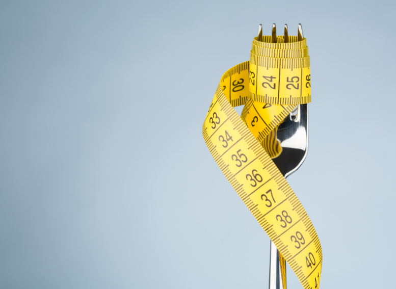 Jak schudnąć po świętach? Kontrola masy ciała po świętach – jak catering dietetyczny wspiera zdrowe odchudzanie