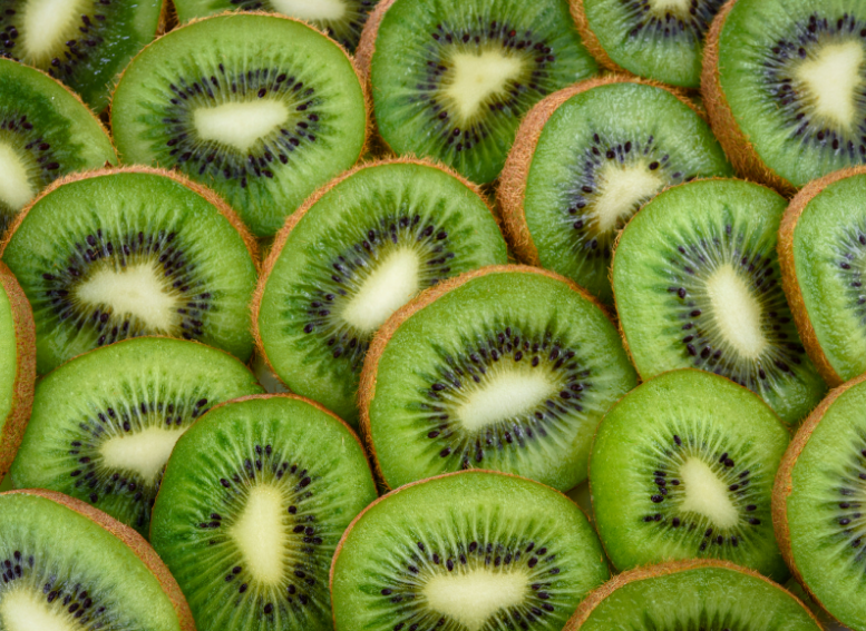 kiwi źródło witaminy C mającej wpływ na odporność