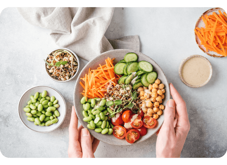 Zbilansowany posiłek w cateringu dietetycznym – warzywa, białko roślinne i zdrowe tłuszcze