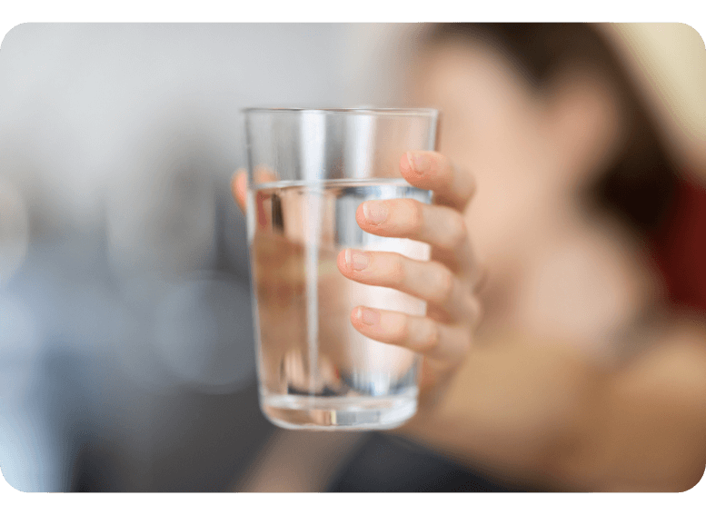 Szklanka wody w diecie pudełkowej – kluczowy element prawidłowego nawodnienia organizmu