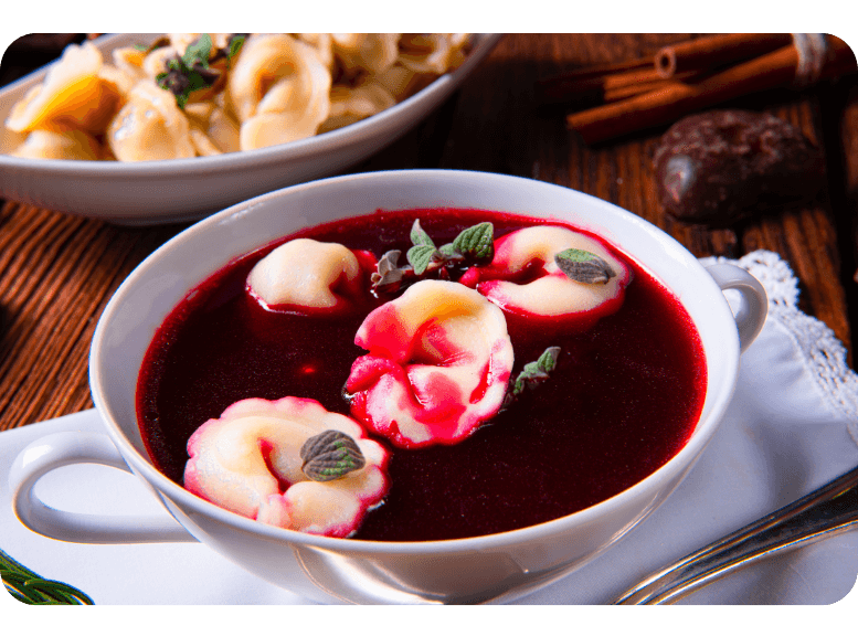 Uszka w barszczu czerwonym – tradycyjne danie świąteczne. Jak jeść je świadomie, by wspierać dobre trawienie? Dietetyczne porady na święta i zdrowy catering.