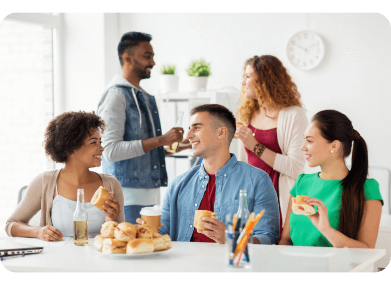 Znajomi przy stole – świadome wybory żywieniowe podczas spotkań. Jak zachować zdrową dietę, jedząc w towarzystwie? Catering dietetyczny dostosowany do różnych okazji.