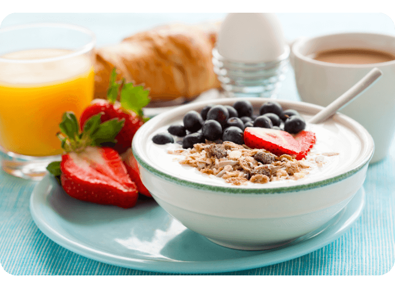 Zbilansowane śniadanie z owsianką, świeżymi truskawkami, kawą i sokiem pomarańczowym – doskonały wybór na początek dnia, zapewniający energię i składniki odżywcze na cały dzień.