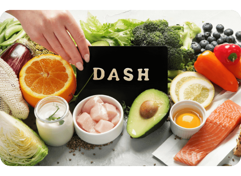 Świeże owoce i warzywa, w tym awokado, brokuły i pomarańcze, stanowią kluczowe składniki diety DASH, wspierającej obniżenie ciśnienia krwi.