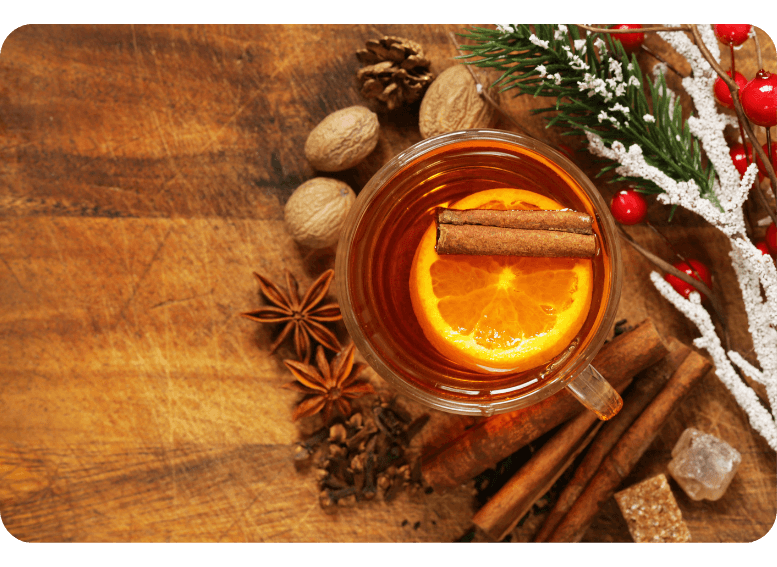 Herbata z pomarańczą i cynamonem to dietetyczny napój na zimowe dni, wspomagający odporność dzięki witaminie C oraz właściwościom rozgrzewającym cynamonu, idealny w zdrowym cateringiem dietetycznym