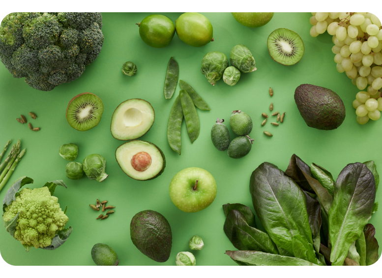 Świeże zielone warzywa i awokado to podstawowe składniki diety dr Dąbrowskiej, wspomagające detoksykację organizmu i dostarczające cennych witamin i minerałów.