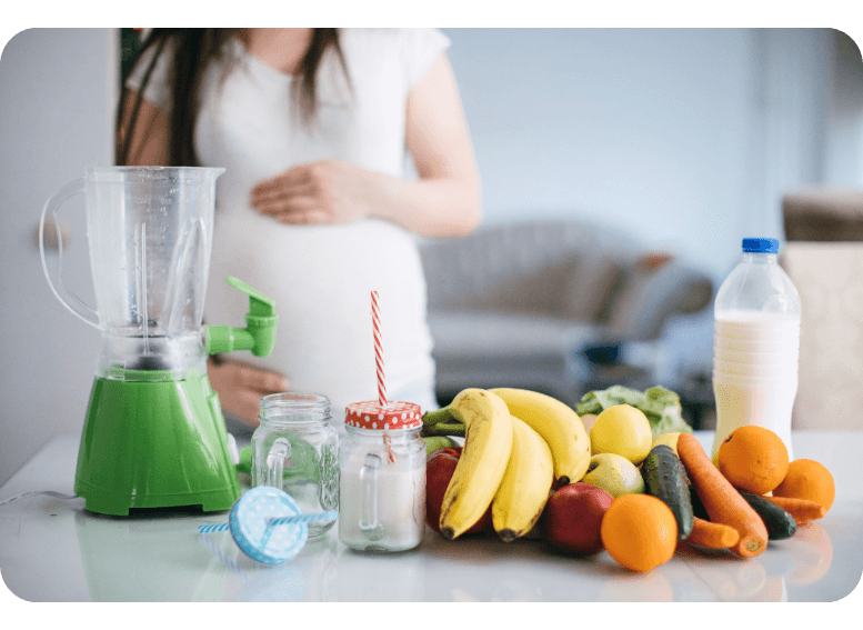 Kobieta przygotowująca koktajl owocowy jako część diety na płodność