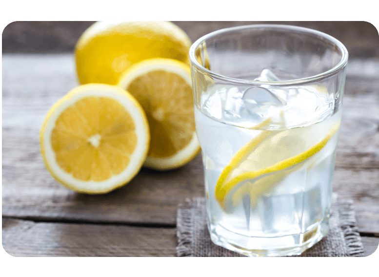 Orzeźwiająca woda z cytryną jako element zdrowej diety i skutecznego nawodnienia latem